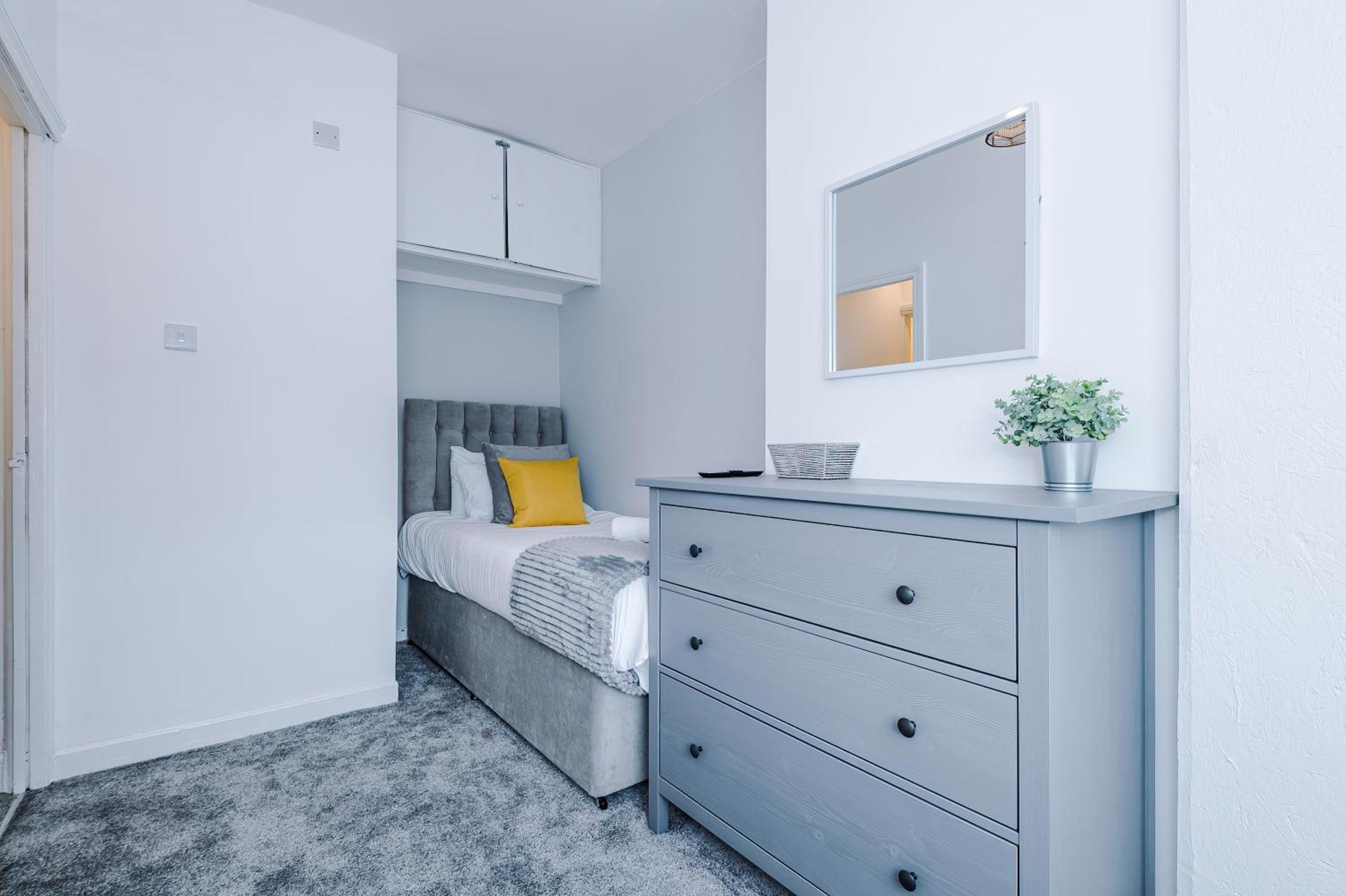 New! 3-bed House In By 53 Degrees Property, Ideal For Contractors, Business & Long Term, Free Parking! Holiday home Manchester