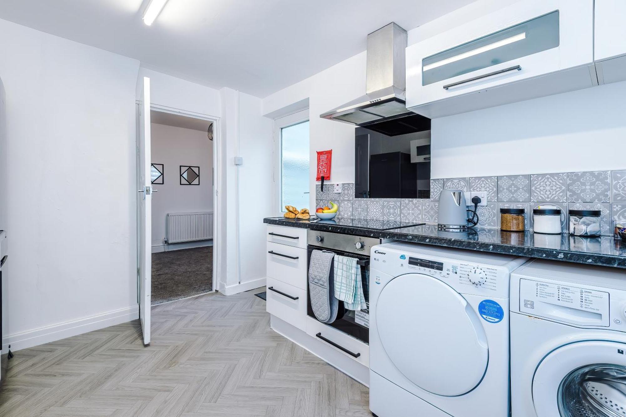 New! 3-bed House In By 53 Degrees Property, Ideal For Contractors, Business & Long Term, Free Parking! Manchester
