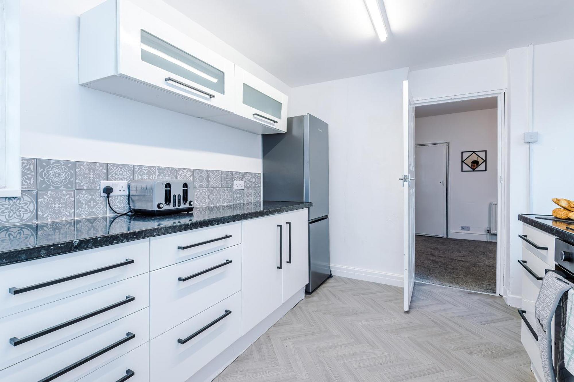 New! 3-bed House In By 53 Degrees Property, Ideal For Contractors, Business & Long Term, Free Parking! * Manchester