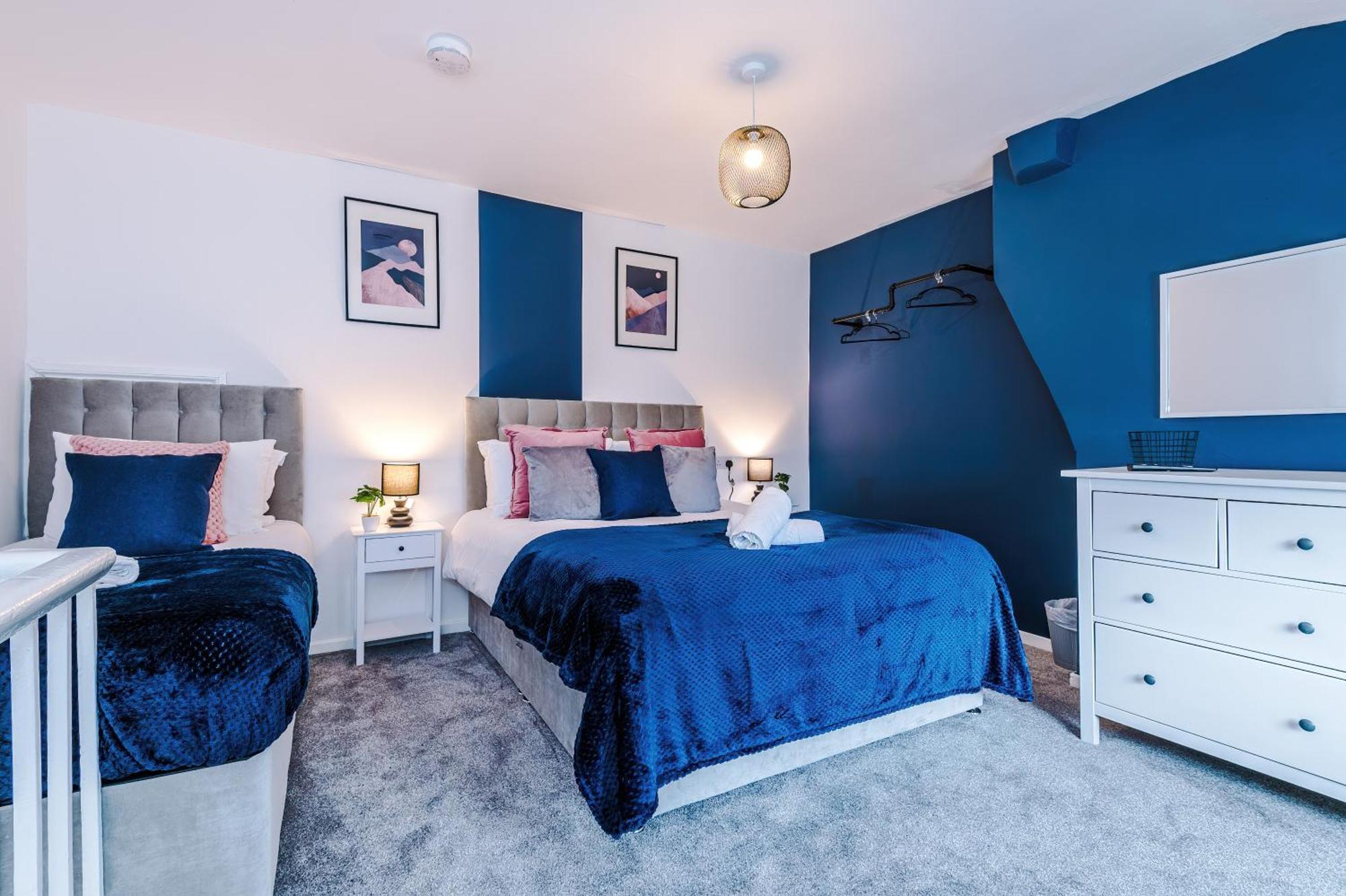 Holiday home New! 3-bed House In By 53 Degrees Property, Ideal For Contractors, Business & Long Term, Free Parking! *