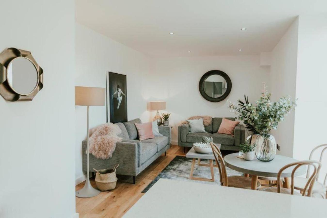 Lovely Chorlton Flat! 5 Seconds To Bus Stop & 2 Minutes To Tram Station Manchester
