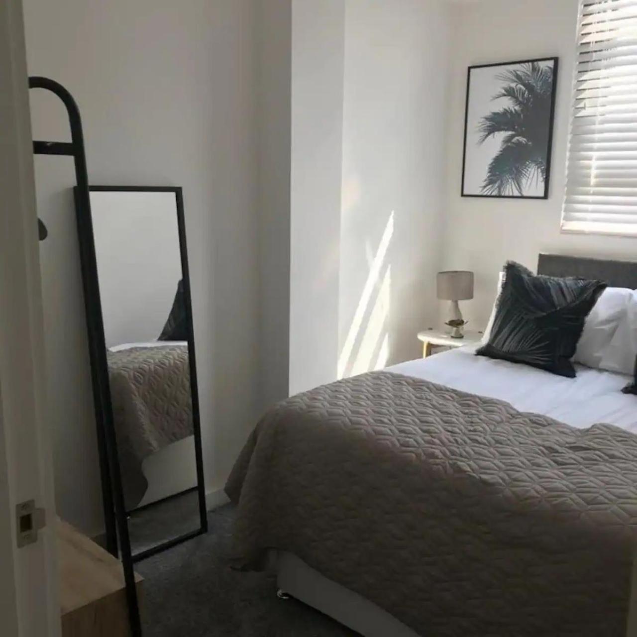 Lovely Chorlton Flat! 5 Seconds To Bus Stop & 2 Minutes To Tram Station Apartment *