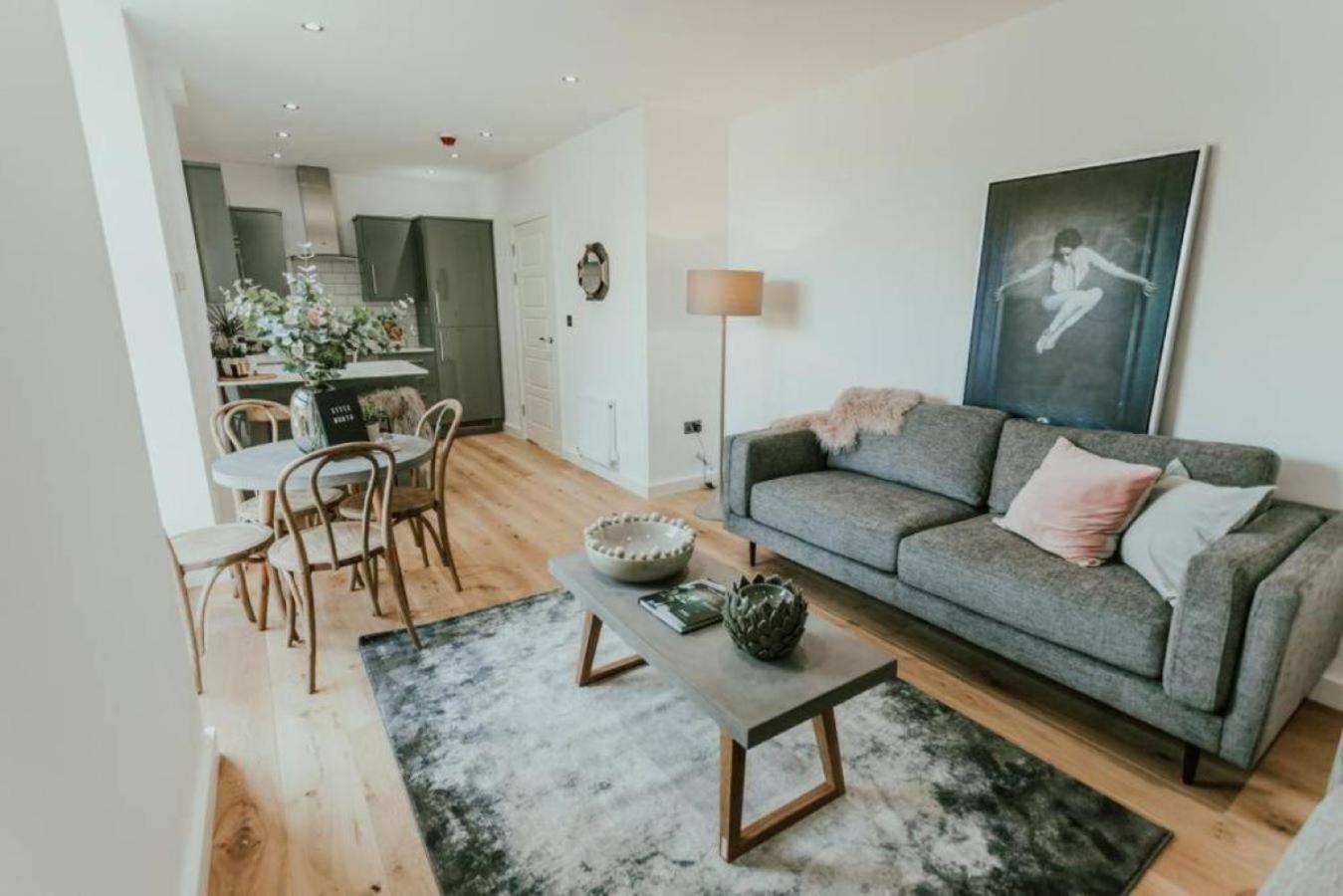 Lovely Chorlton Flat! 5 Seconds To Bus Stop & 2 Minutes To Tram Station Manchester