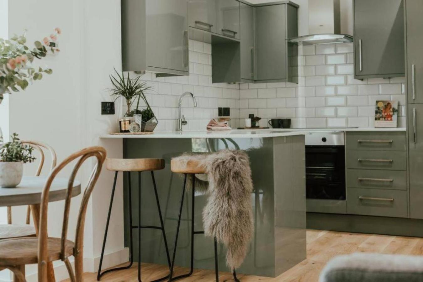 Lovely Chorlton Flat! 5 Seconds To Bus Stop & 2 Minutes To Tram Station