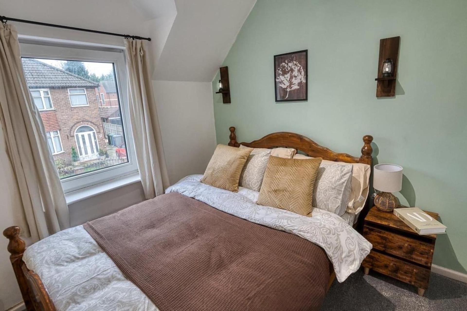 Holiday home Charming Trafford Retreat Pets Welcome Manchester