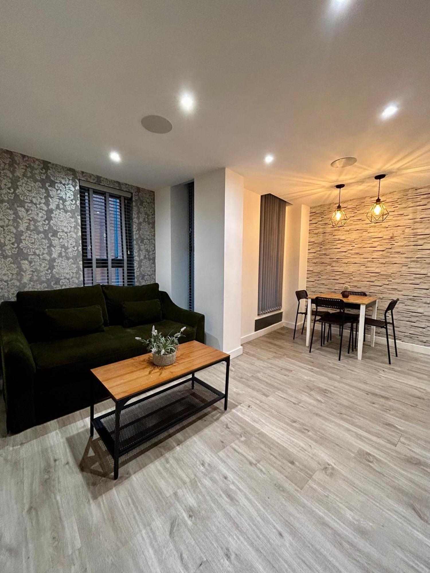 Cosy Centre Location, Hydro Massage Showe Manchester