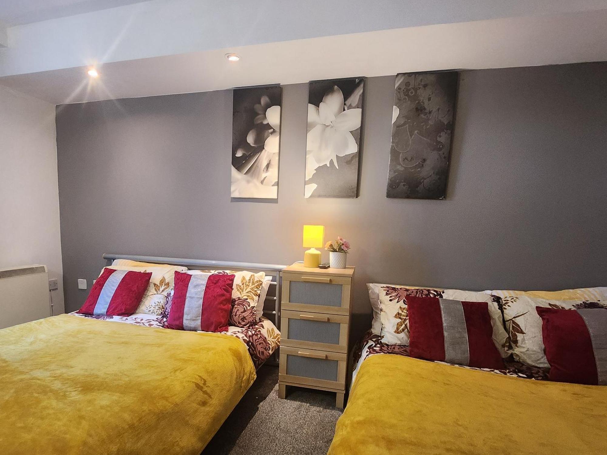 Luxury 2 Bed Apt On River, Wifi, Parking, Garden Apartment Manchester