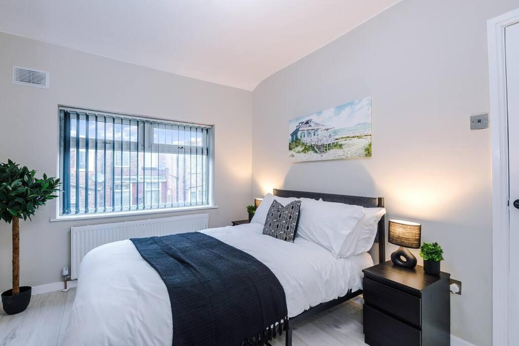 Apartment Stylish 3 Bed In Salford W Pool Table And Ps4 By Vista Short Lets Salford Manchester