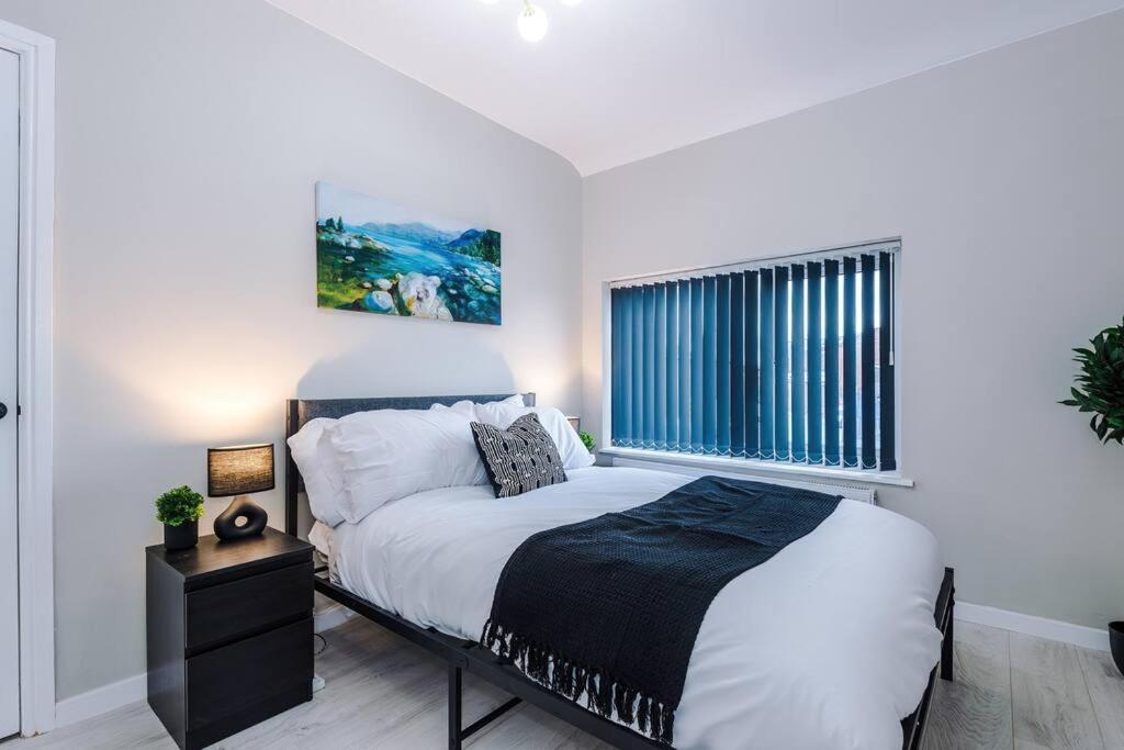 Stylish 3 Bed In Salford W Pool Table And Ps4 By Vista Short Lets Salford *