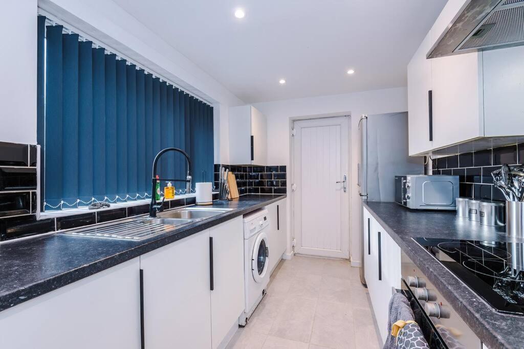 Stylish 3 Bed In Salford W Pool Table And Ps4 By Vista Short Lets Salford * Manchester