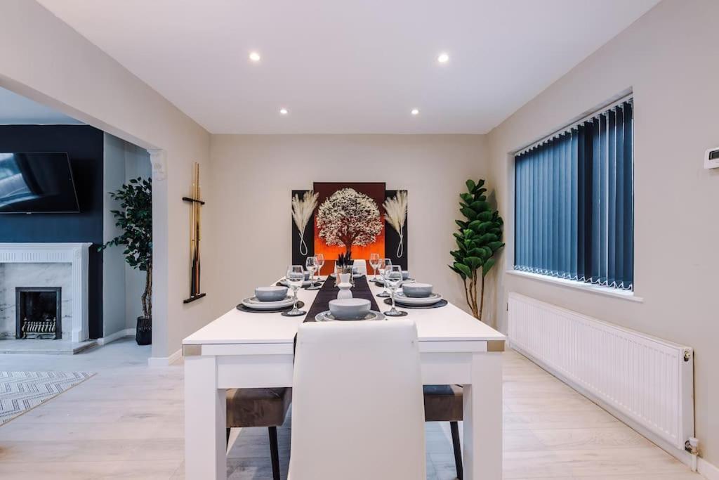 Apartment Stylish 3 Bed In Salford W Pool Table And Ps4 By Vista Short Lets Salford
