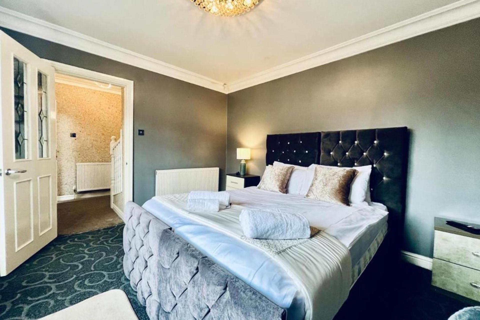 Sweet - Spacious 7br House Holiday home Manchester