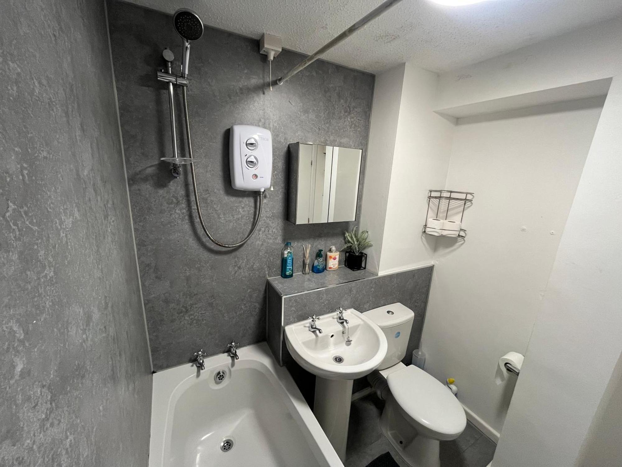 Cosy 2 Bedroom Near Centre *