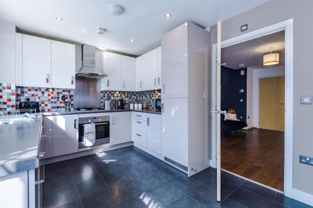 Modern Townhouse Near Coop Live Etihad *