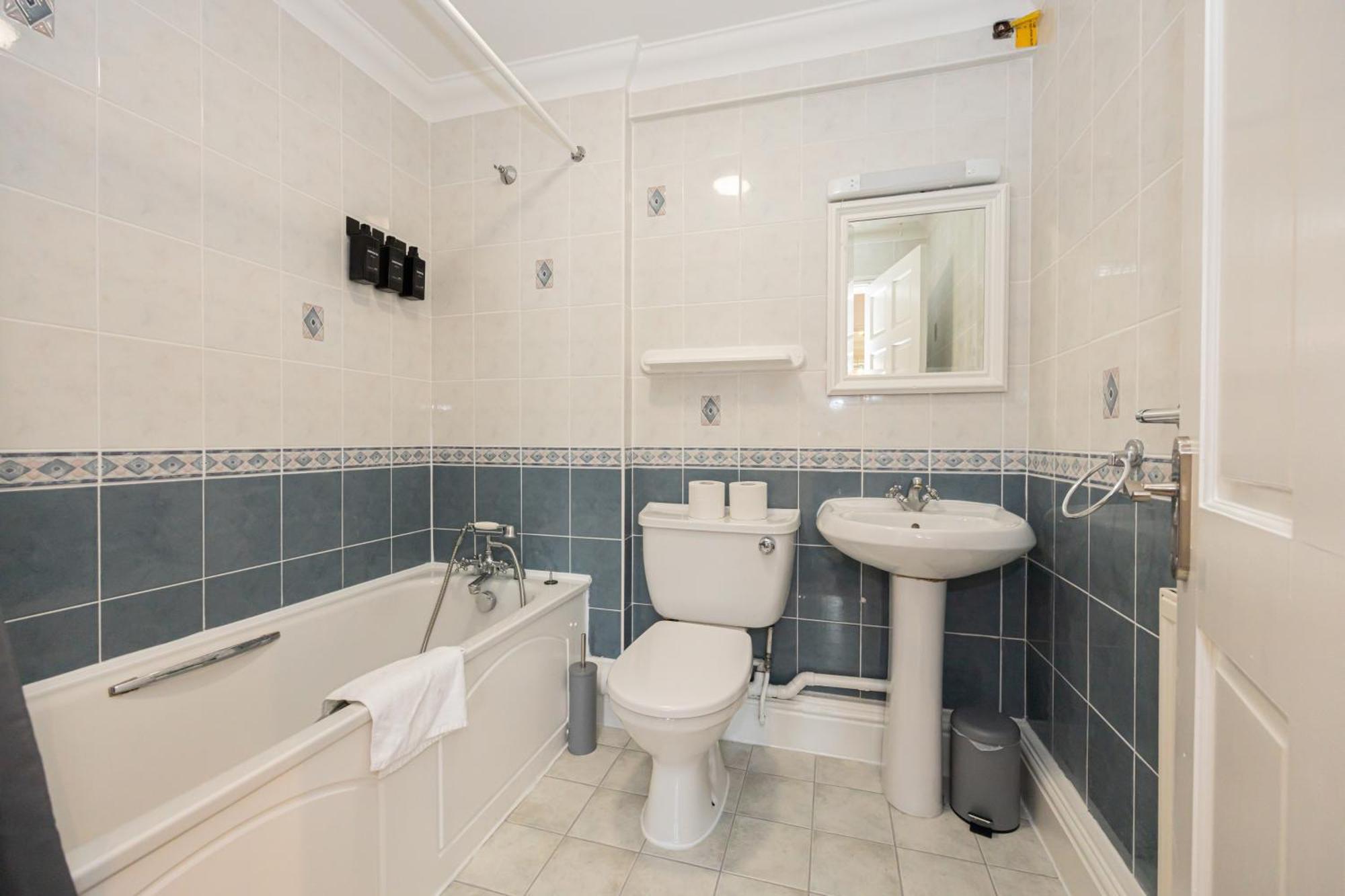 The Burton- Free Gated Parking Apartment *