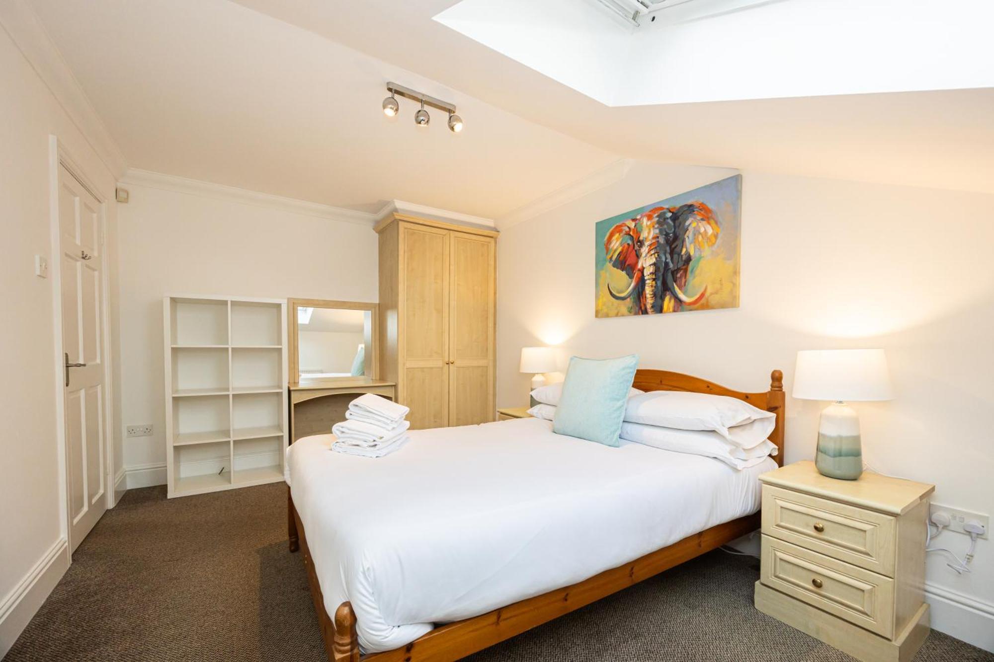 The Burton- Free Gated Parking Apartment *