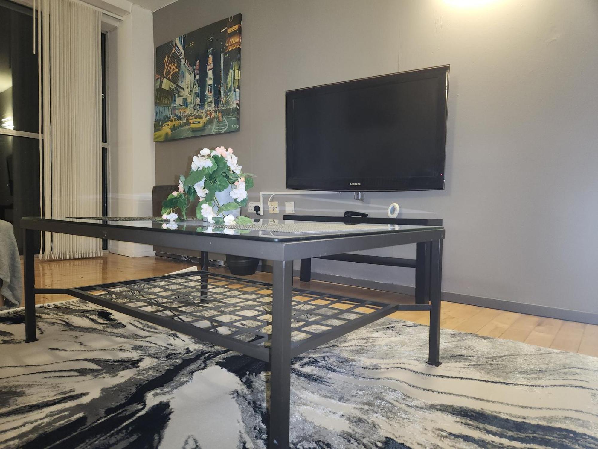 Luxury 2 Bed Apt On River, Wifi, Parking, Garden Apartment Manchester