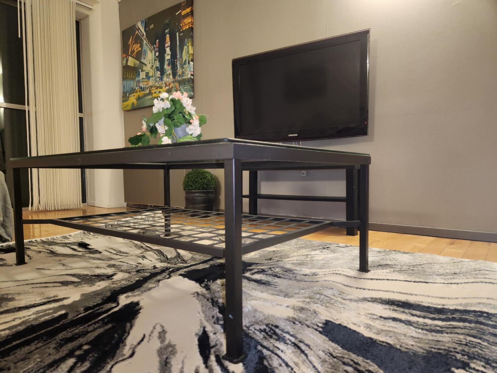Luxury 2 Bed Apt On River, Wifi, Parking, Garden Apartment