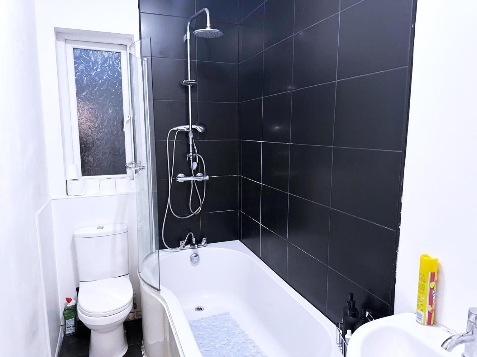 2dbed Tv Closetolocalsights * Manchester