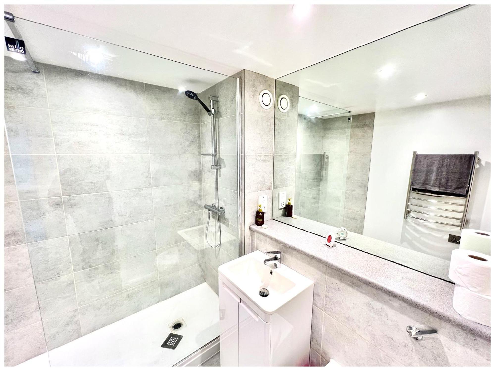 Modern Centre Apartment *