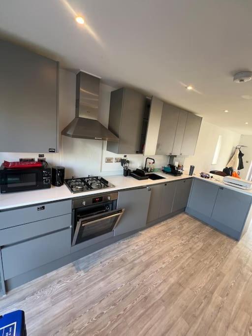 Large Ensuite In With Free Parking Apartment *