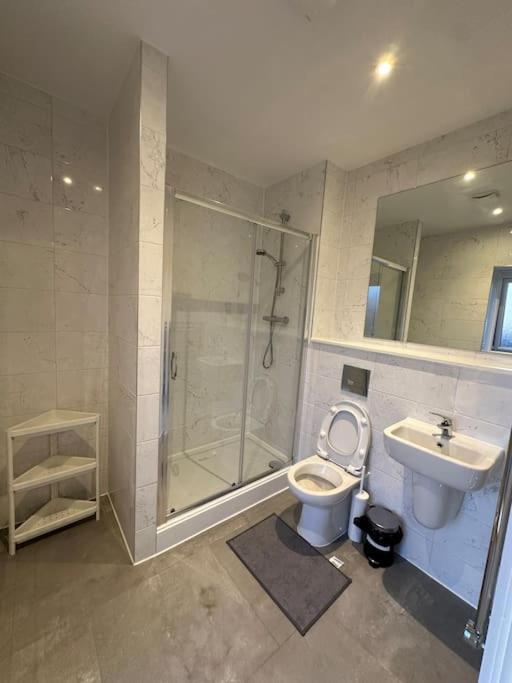 Large Ensuite In With Free Parking Apartment