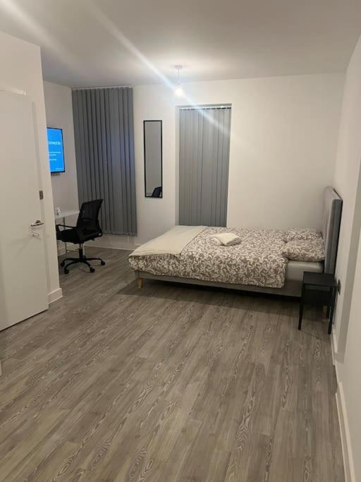 Large Ensuite In With Free Parking Apartment *