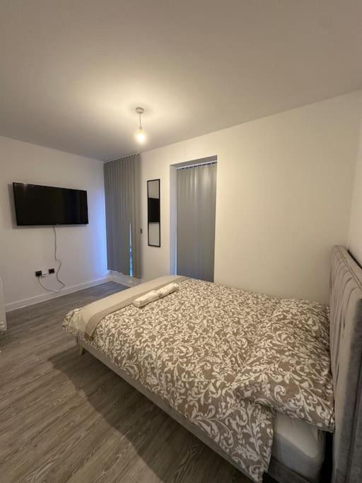 Large Ensuite In With Free Parking Manchester