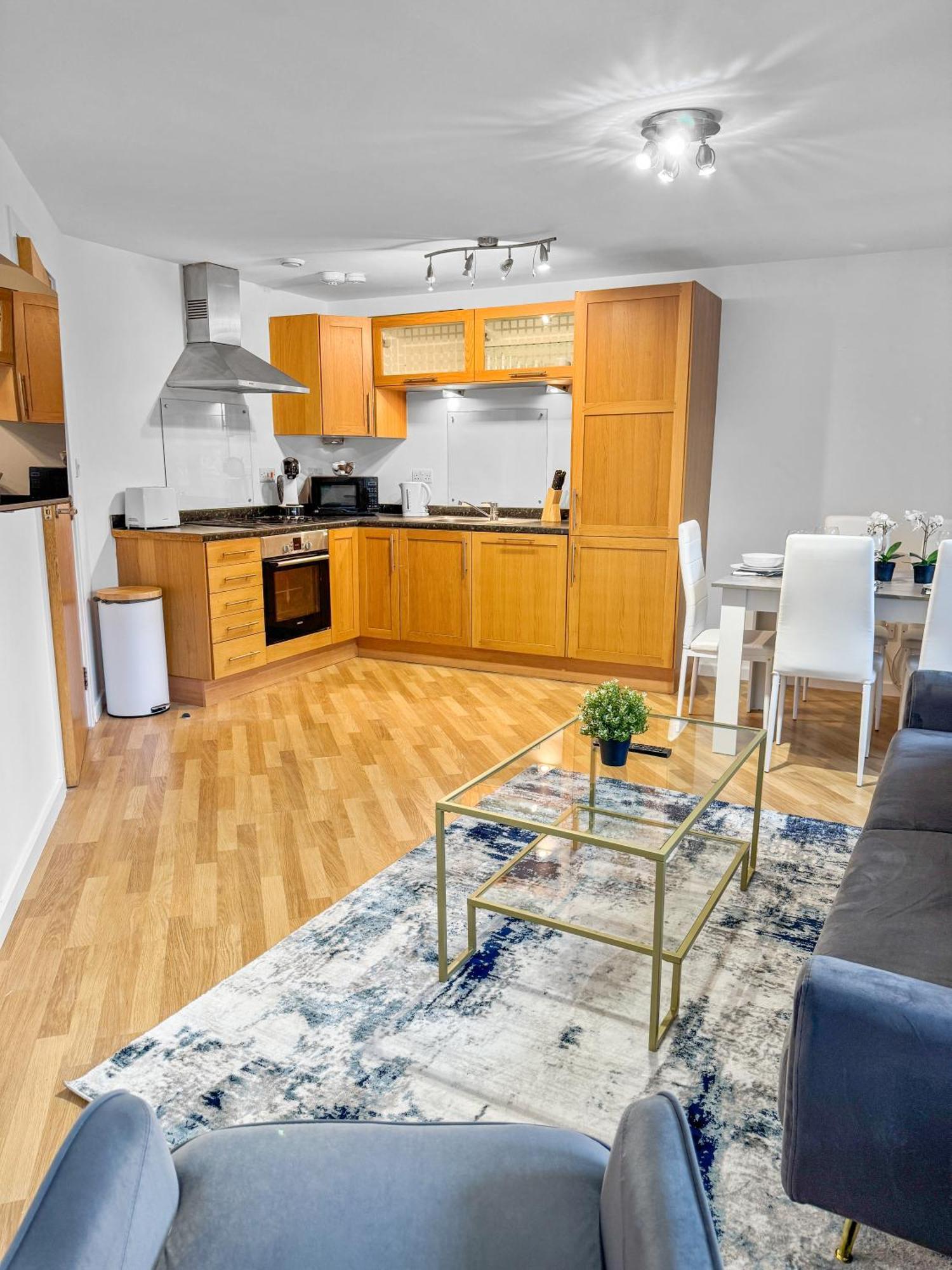 Cozy - 2 Beds, Sleeps 5, Free Parking! Apartment