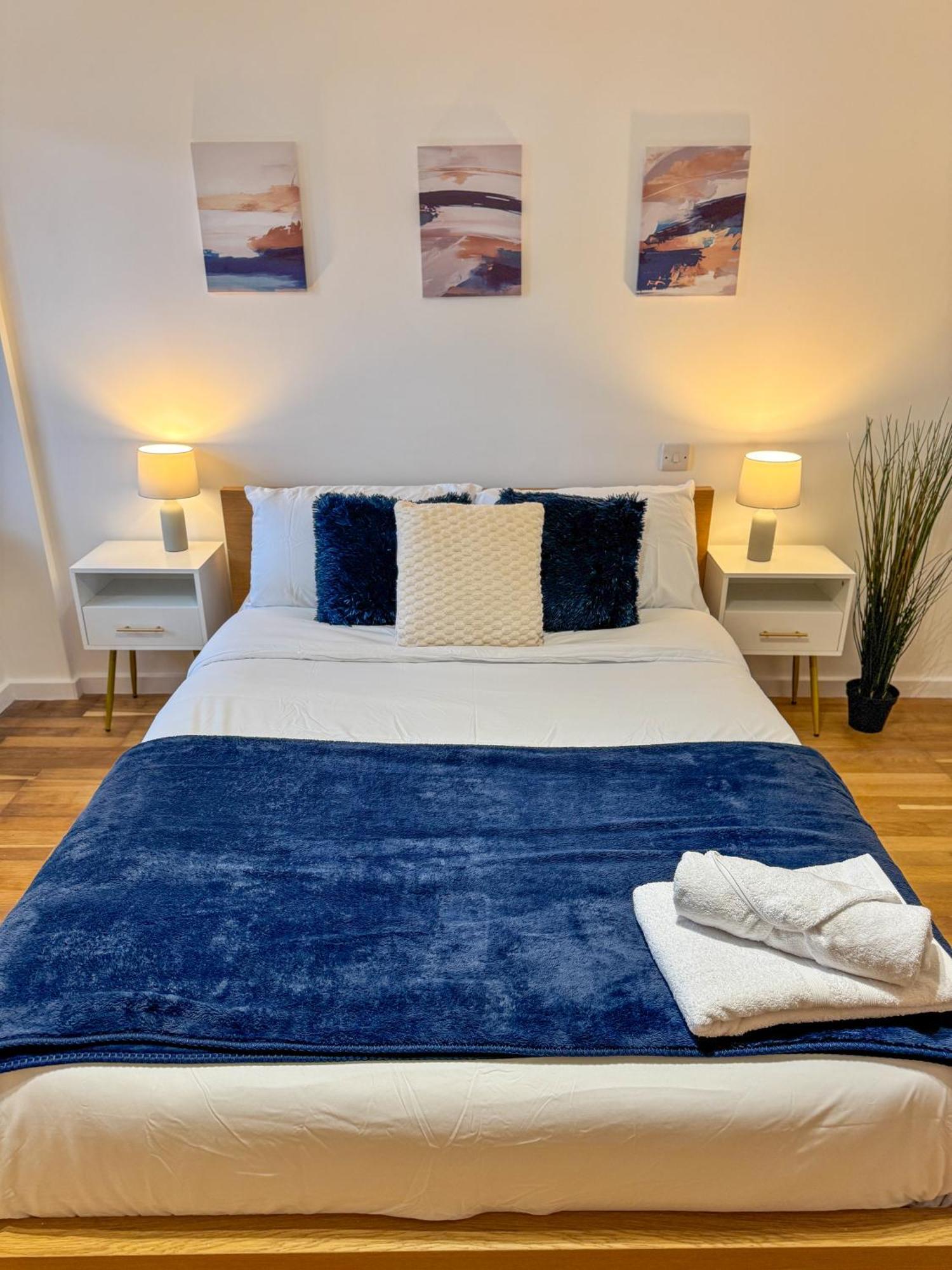 Cozy - 2 Beds, Sleeps 5, Free Parking! Apartment *