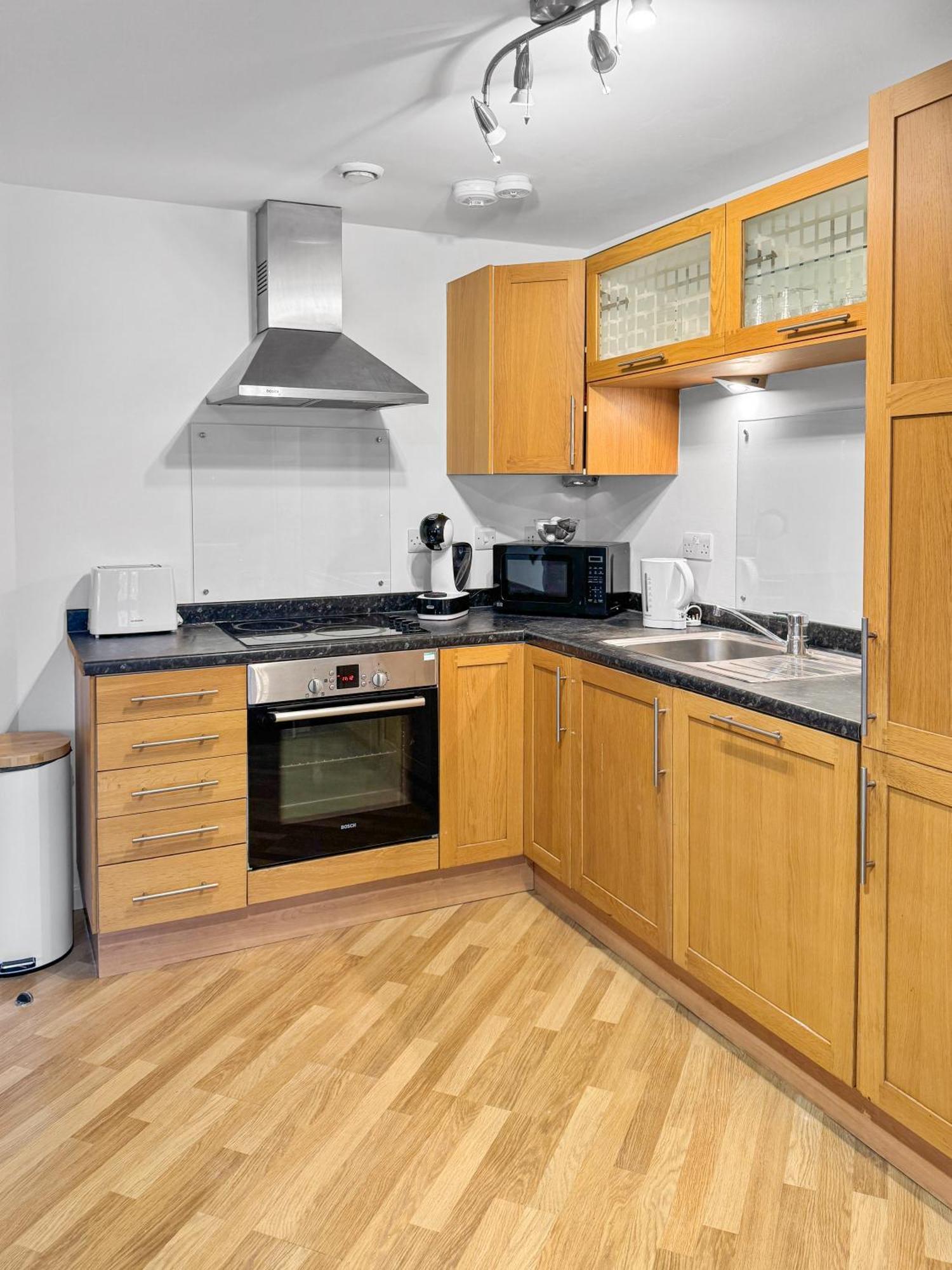 Cozy - 2 Beds, Sleeps 5, Free Parking! *