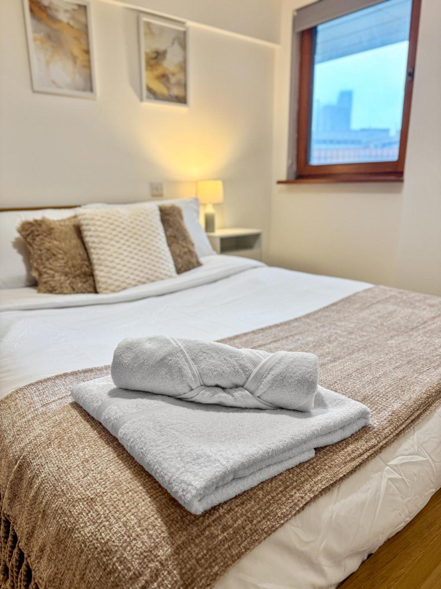 Cozy - 2 Beds, Sleeps 5, Free Parking! Apartment