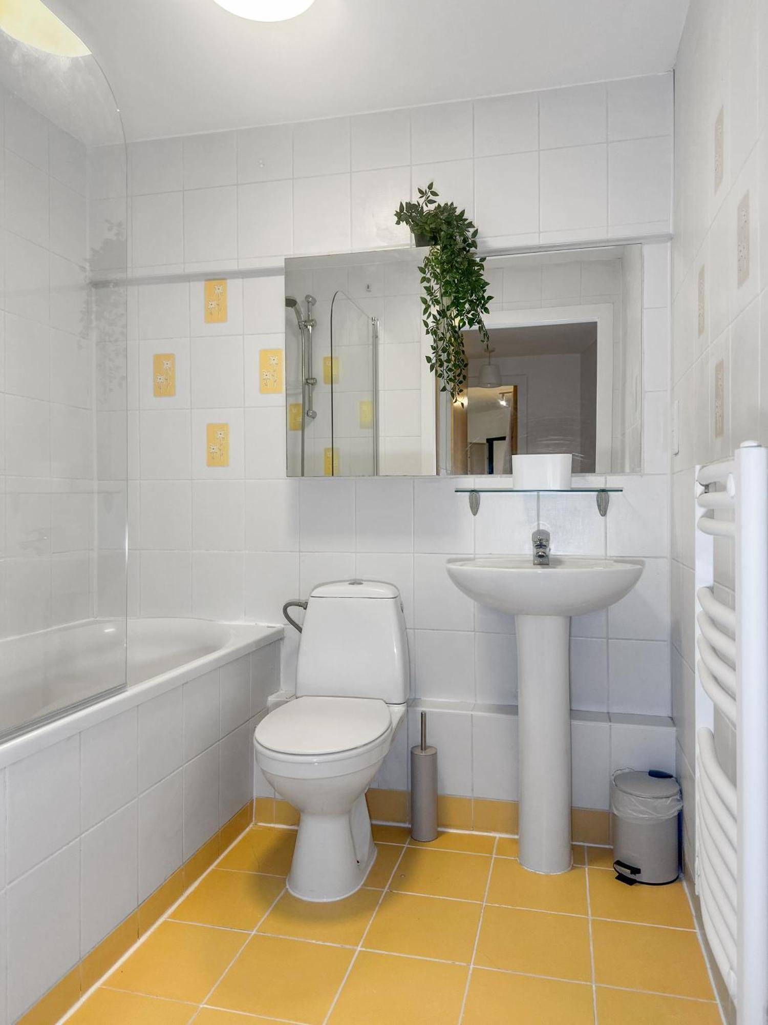 Cozy - 2 Beds, Sleeps 5, Free Parking! *