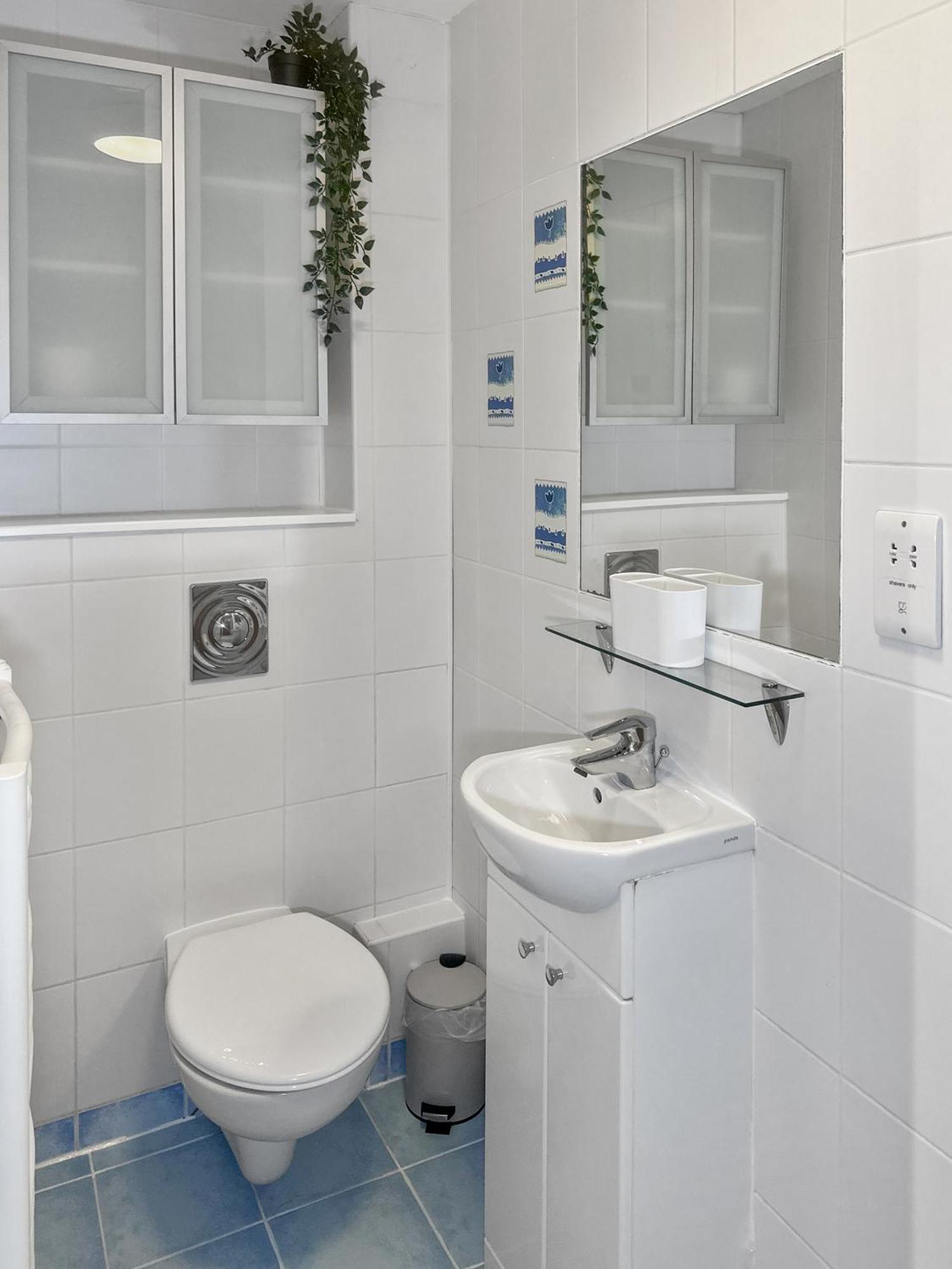 Apartment Cozy - 2 Beds, Sleeps 5, Free Parking! *