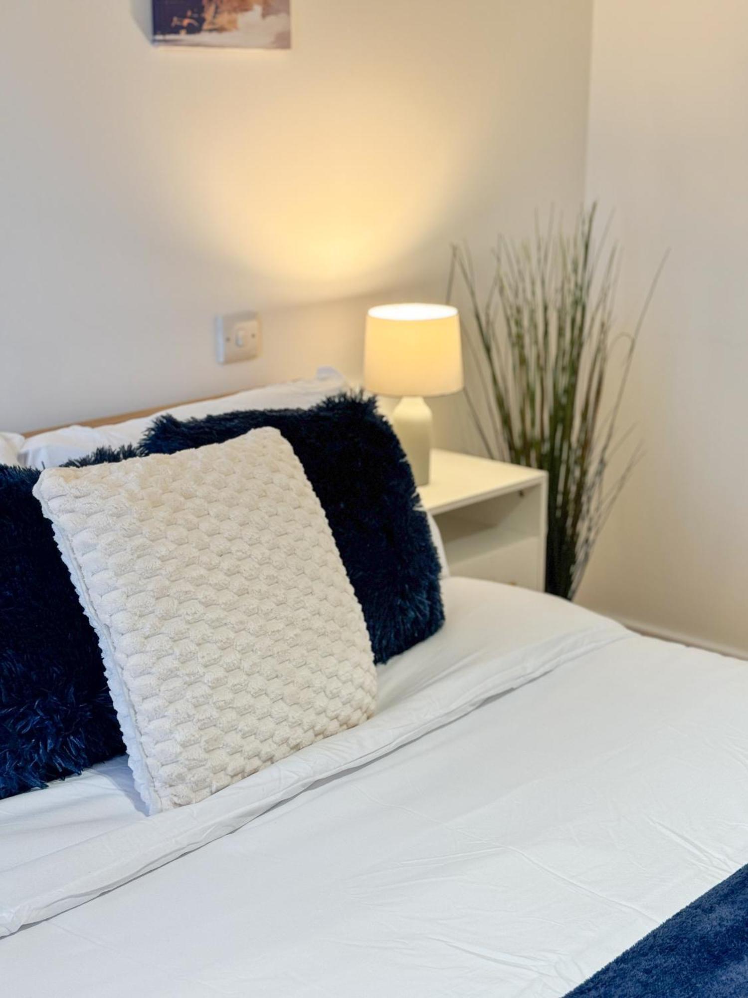 Apartment Cozy - 2 Beds, Sleeps 5, Free Parking!