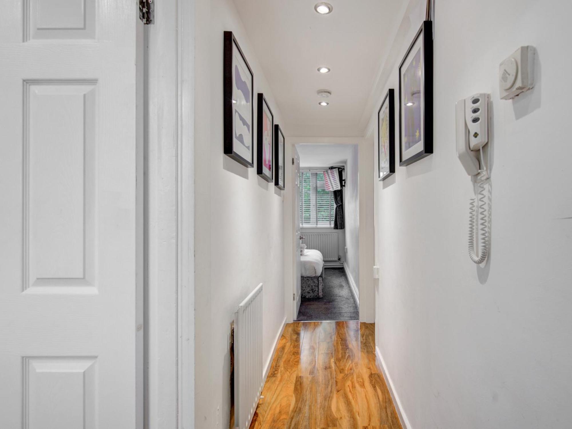 Stunning 1 Bed With Parking Pass The Keys *