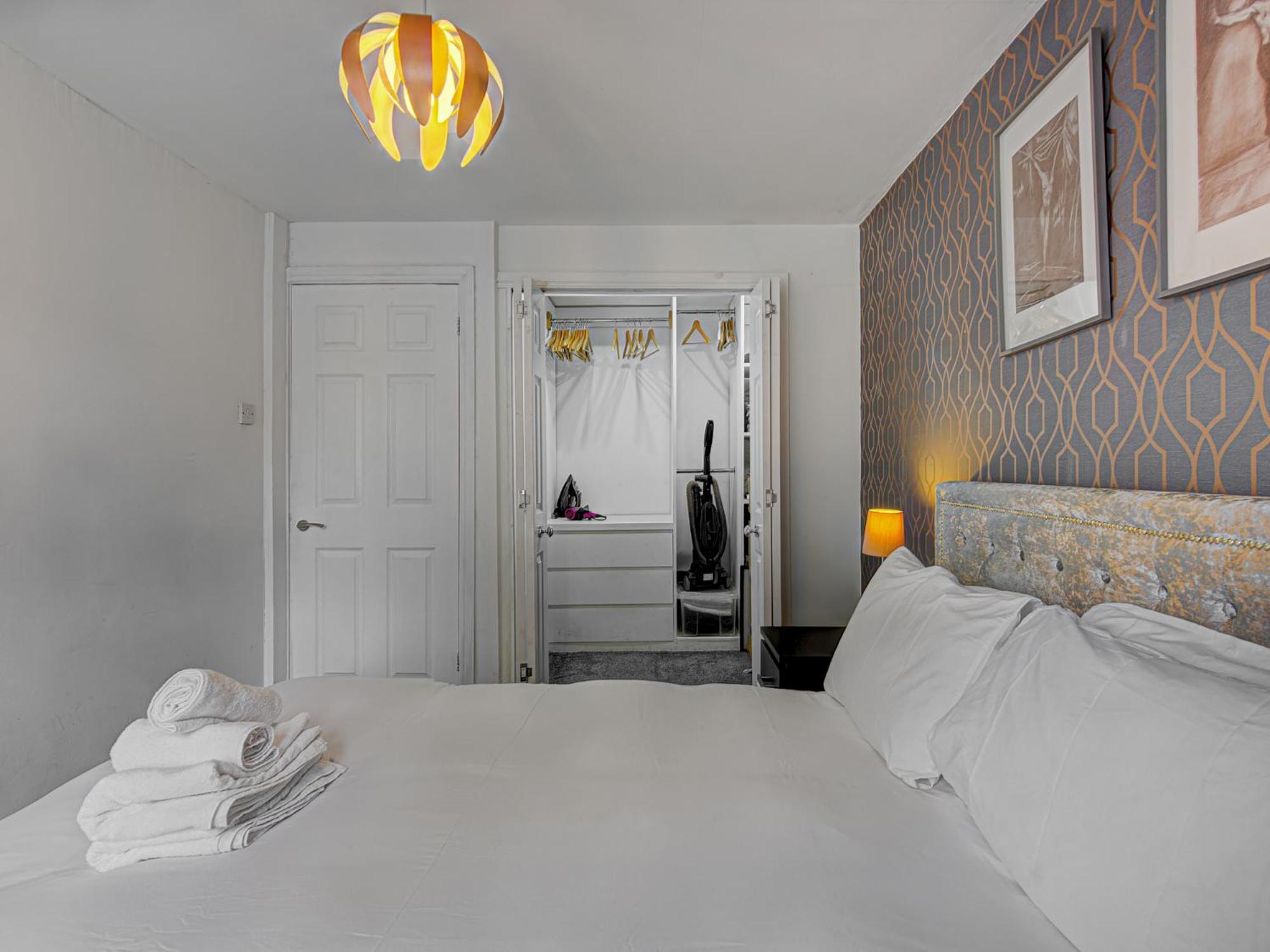 Stunning 1 Bed With Parking Pass The Keys