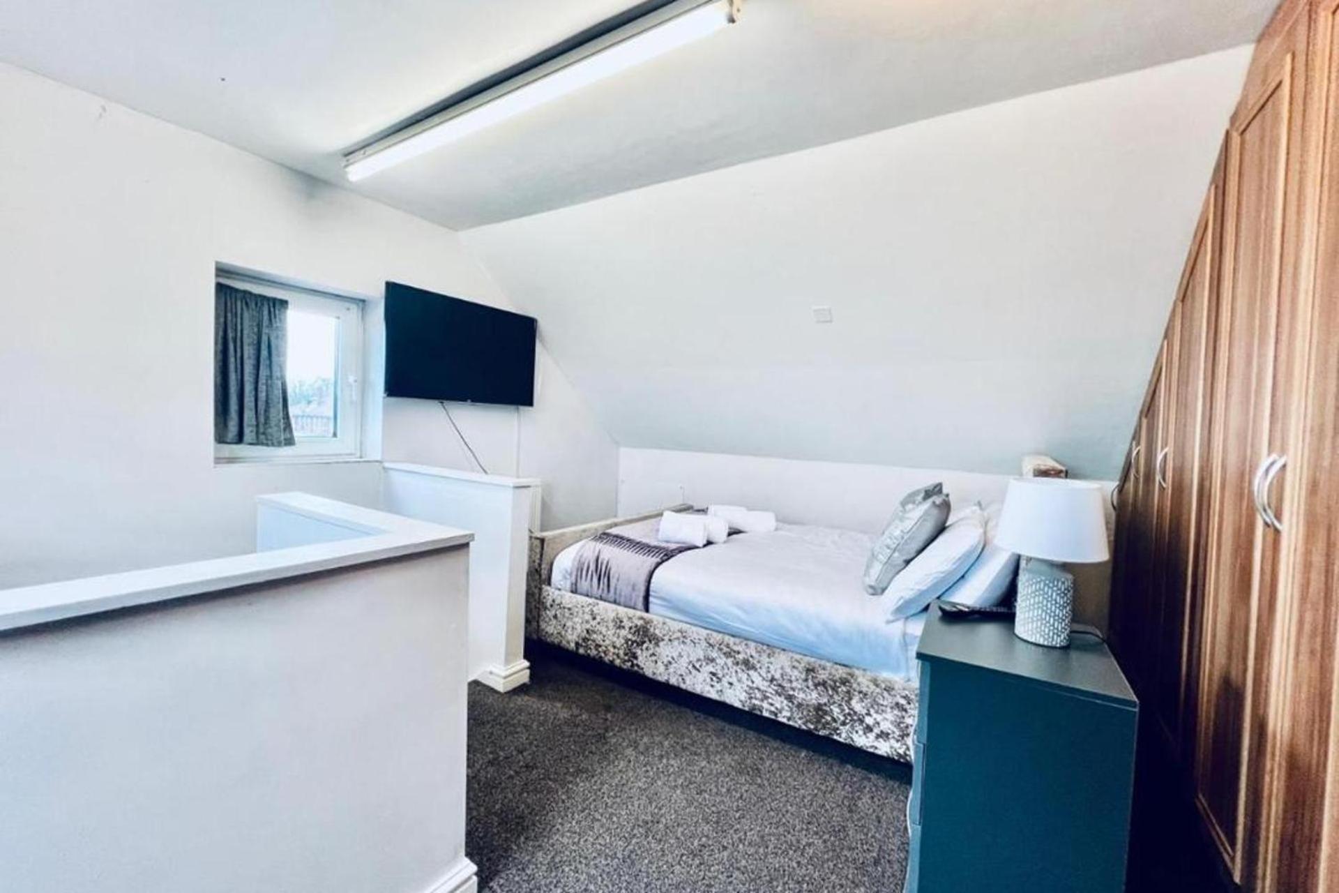 Sweet - Spacious 7br House Holiday home Manchester