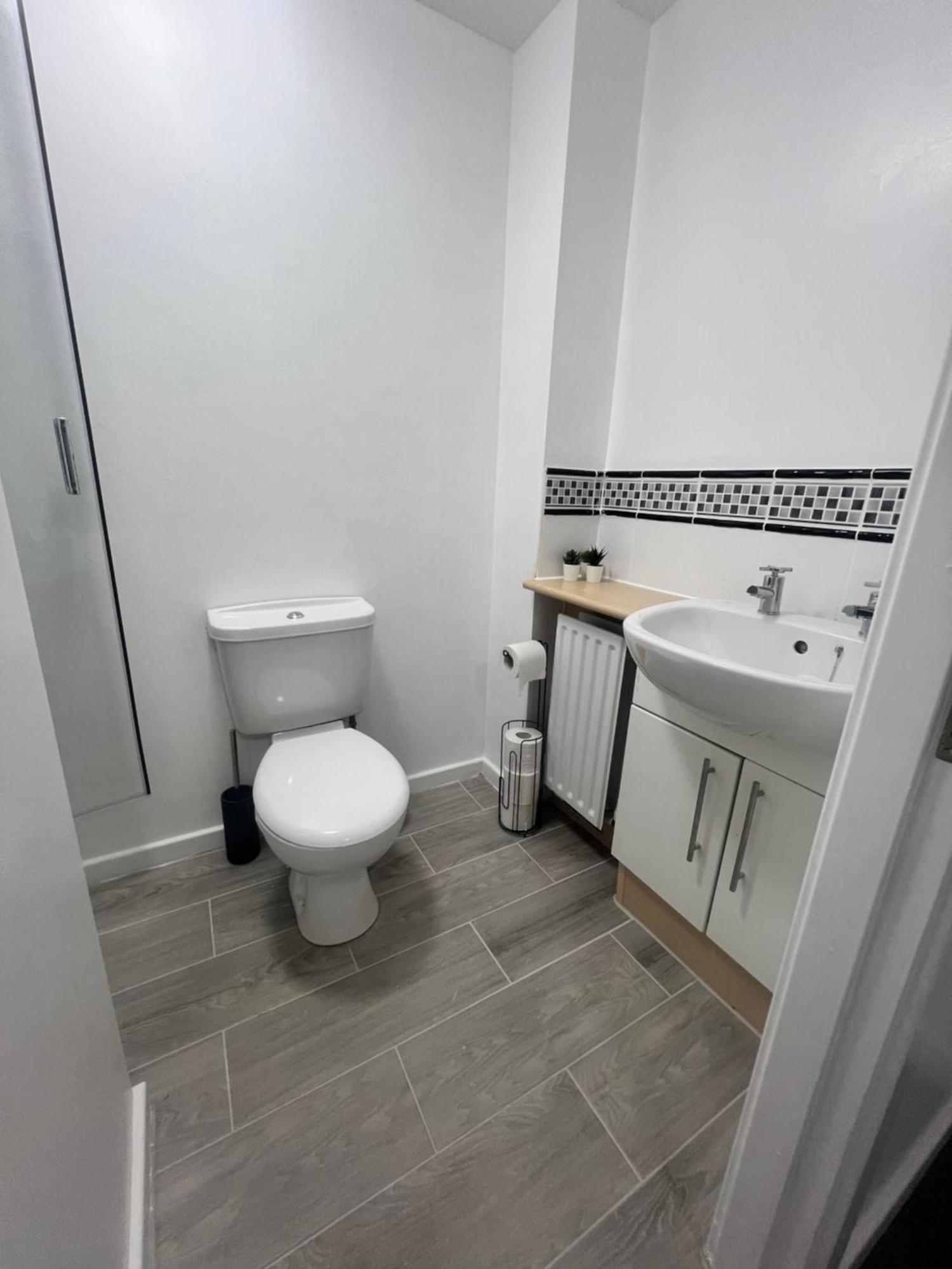 Apartment New Getaway House With 2 Free Parking Manchester