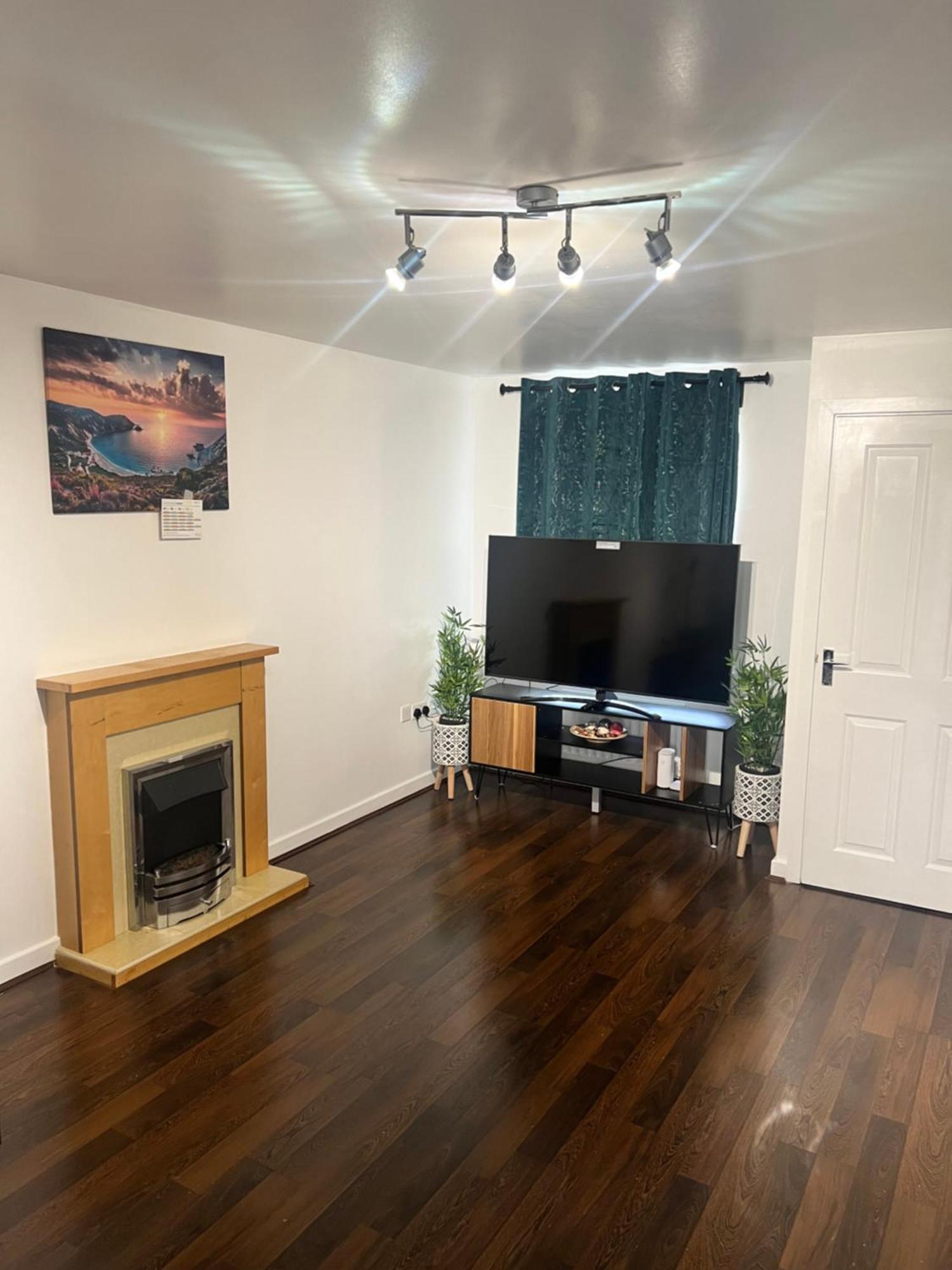 New Getaway House With 2 Free Parking