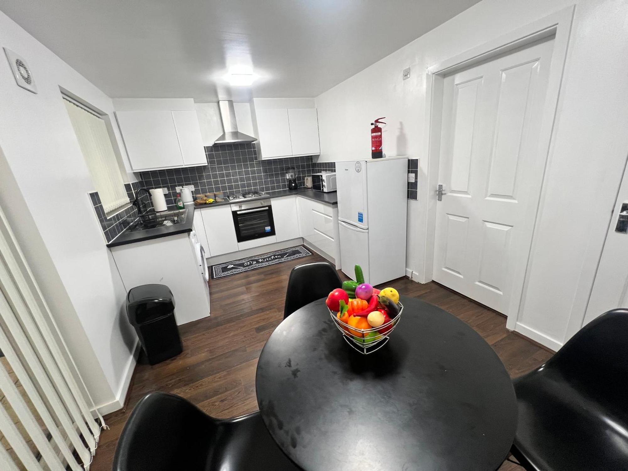 New Getaway House With 2 Free Parking *