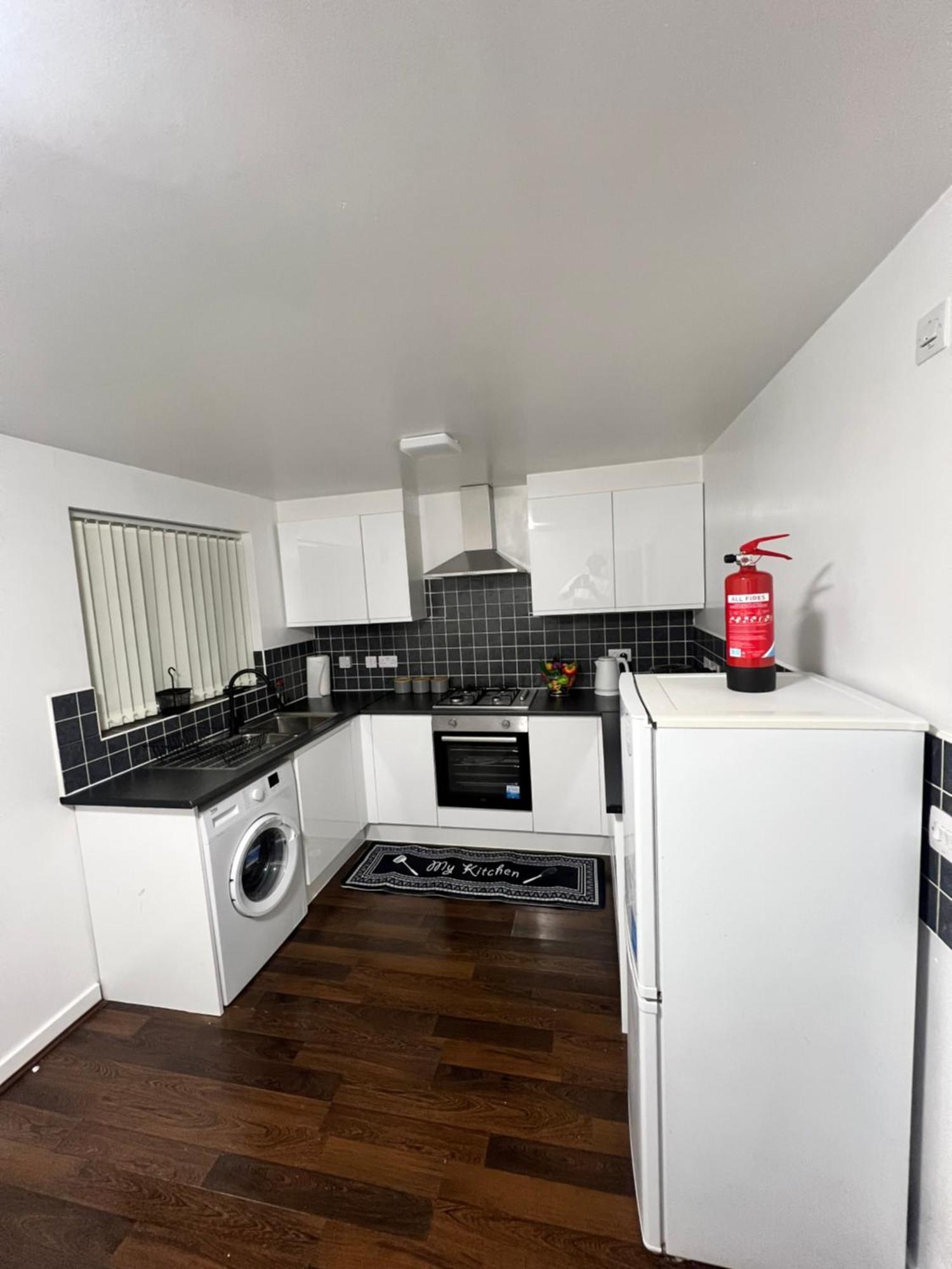 New Getaway House With 2 Free Parking Apartment