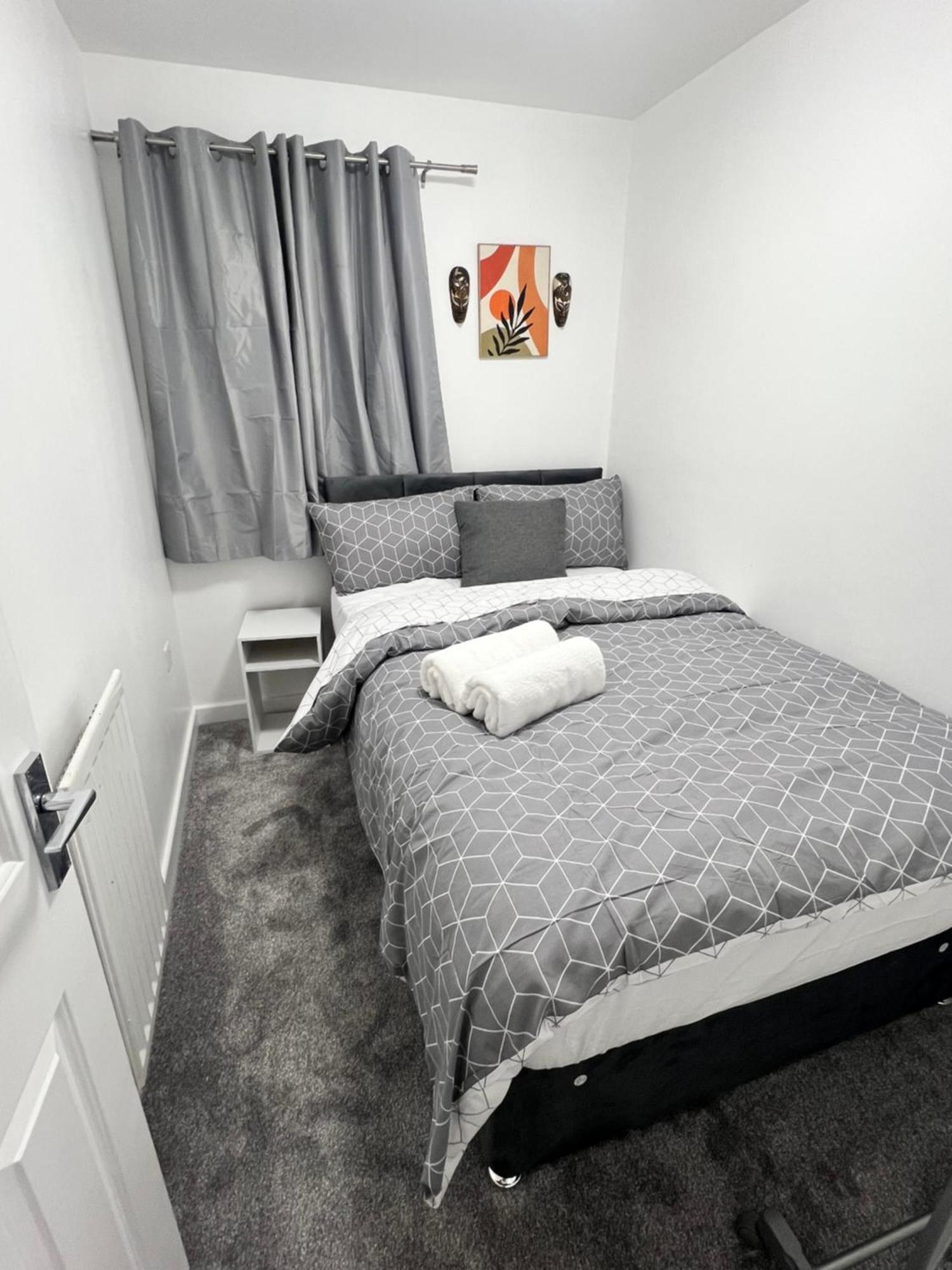New Getaway House With 2 Free Parking Apartment