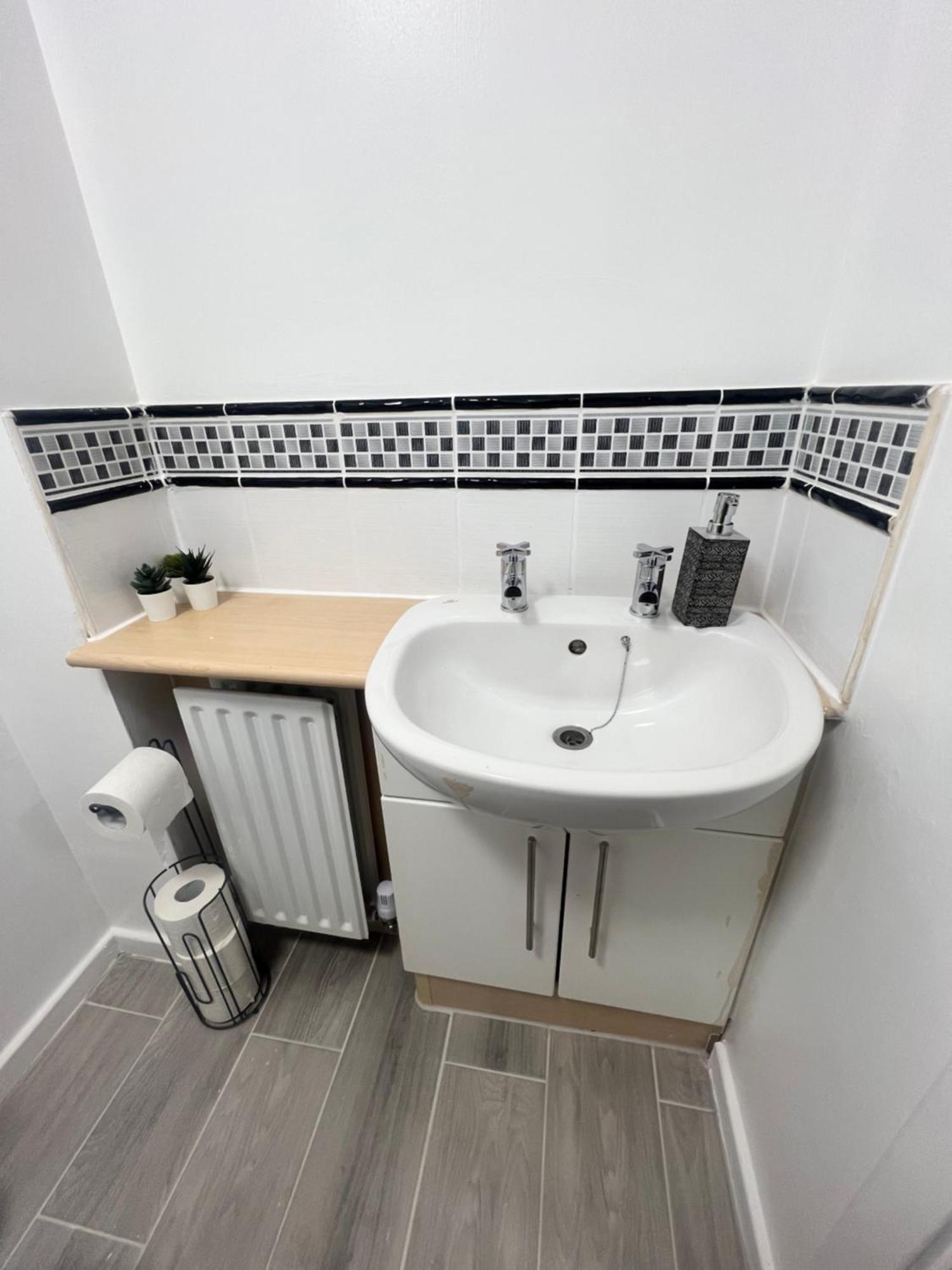 Apartment New Getaway House With 2 Free Parking
