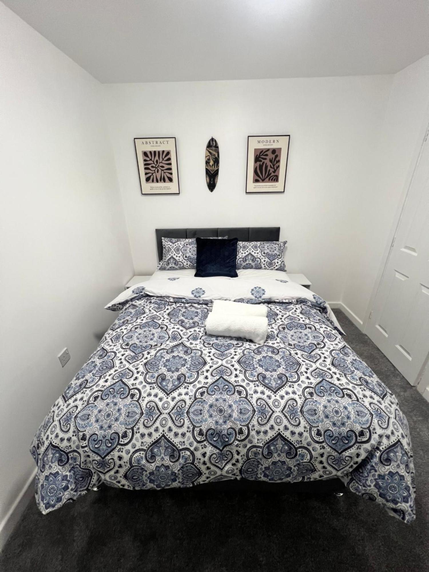 New Getaway House With 2 Free Parking Apartment *