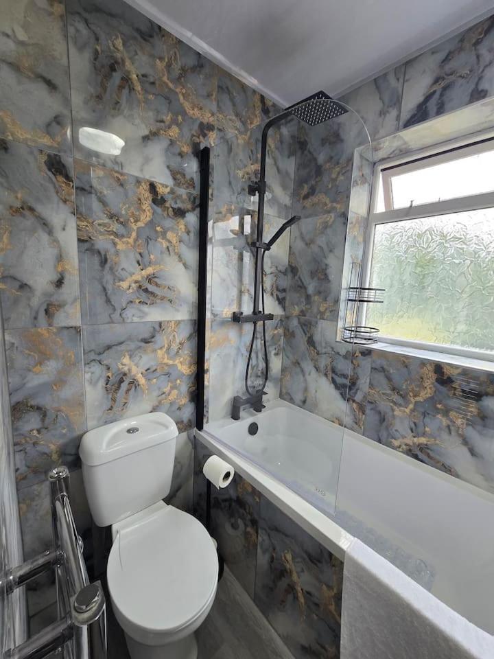 Cosy 3 Bed With Parking Near Piccadilly, Etihad Stadium And Coop Live Sleeps Up To 6 Holiday home