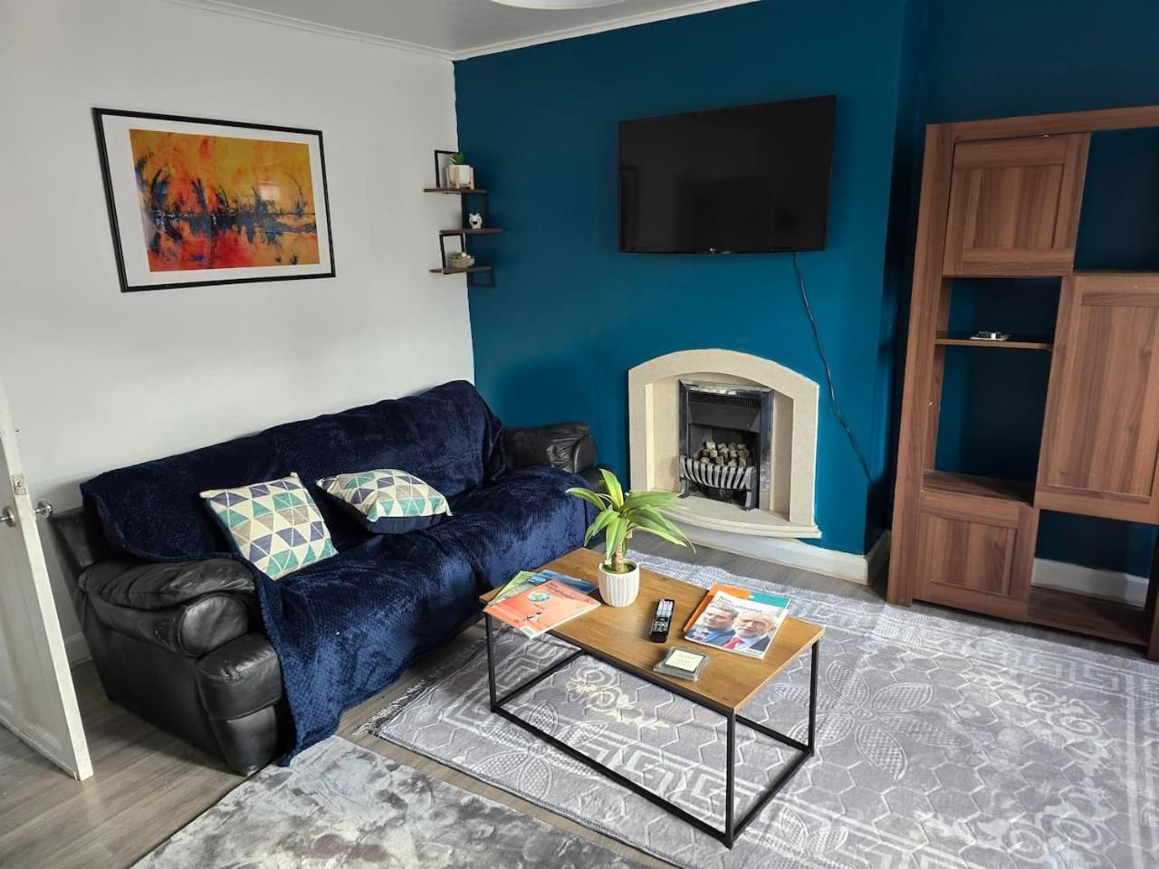 Cosy 3 Bed With Parking Near Piccadilly, Etihad Stadium And Coop Live Sleeps Up To 6 Holiday home Manchester