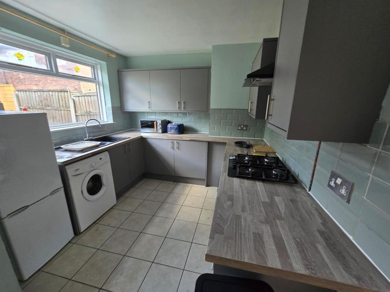 Cosy 3 Bed With Parking Near Piccadilly, Etihad Stadium And Coop Live Sleeps Up To 6 Holiday home Manchester