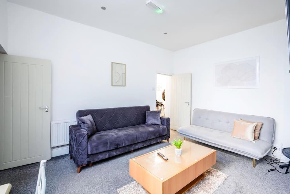 4 Bedroom House, Great Location! Holiday home