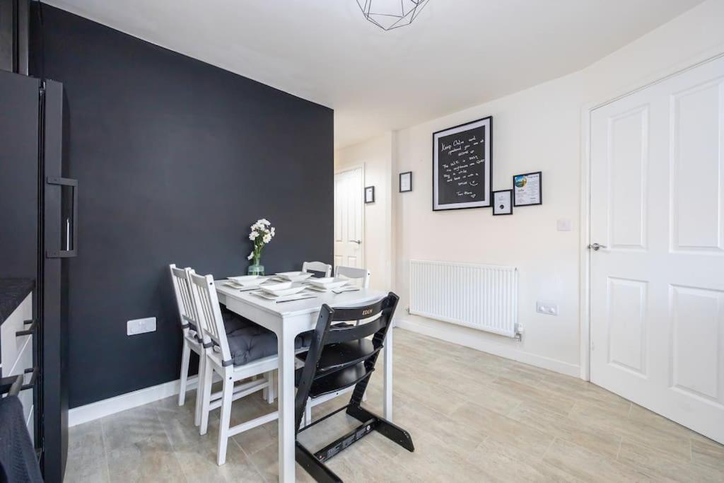 Trox - A Cosy Escape - Free Parking Manchester